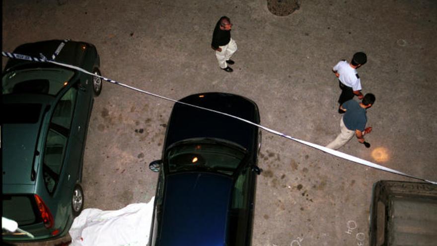 Los investigadores recogen prueba en la calle en la que fue asesinado José María Martín Carpena, el 15 de julio de 2000.