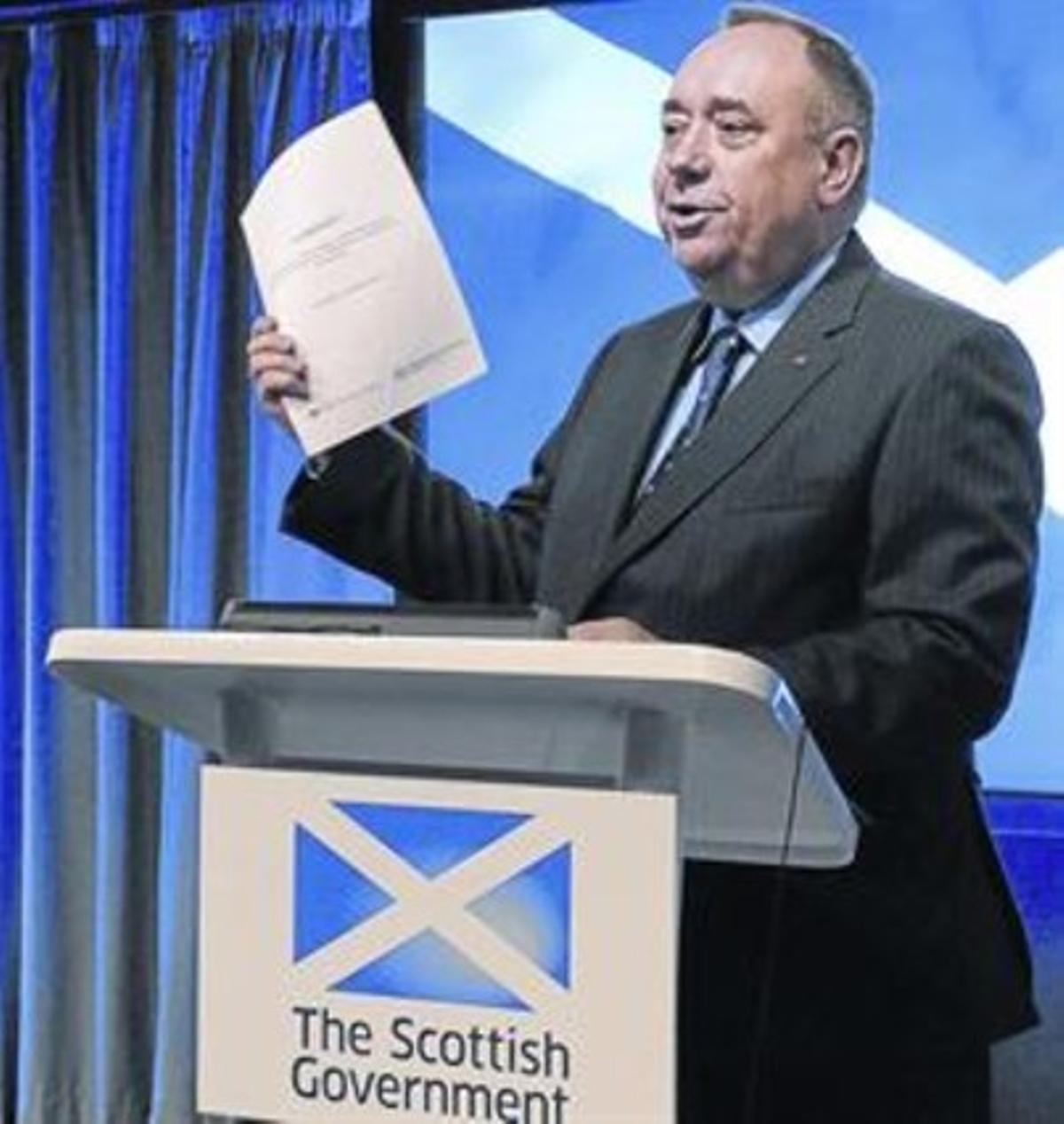 El  ’premier’ escocès, Alex Salmond, amb l’acord sobre el referèndum.