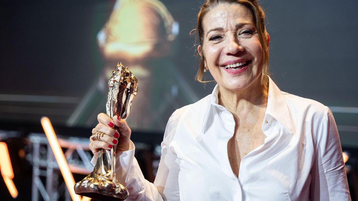 Emma Vilarasau, amb l'estatueta dels Premis Gaudí 2025.