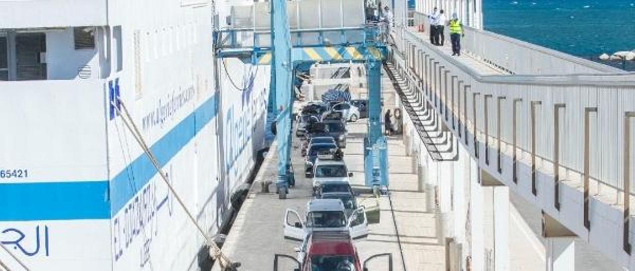 Imagen de coches embarcando el ferry Alicante-Orán. Las comunicaciones serán las más afectadas por la ruptura con Argelia.