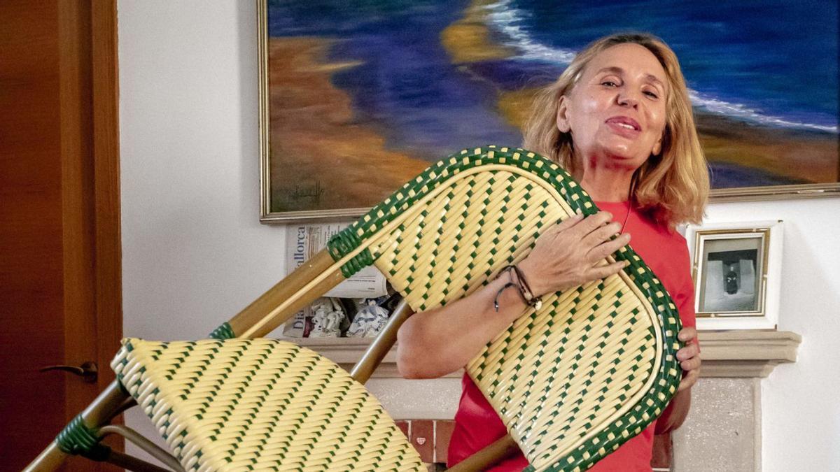 Rosa Alonso muestra la forma en que trasladó la silla del Rey hasta su casa.