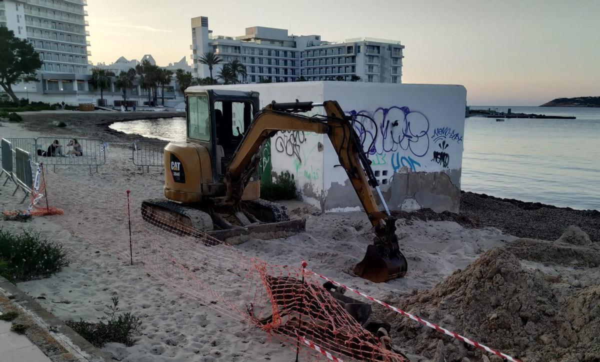 Vertido de aguas fecales en la Platja d'en Xinxó de Cala de Bou, en abril del año pasado. | SALVEM SA BADIA
