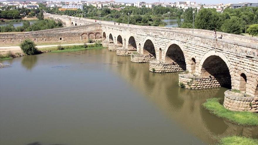 El ayuntamiento saca a concurso la iluminación del puente romano