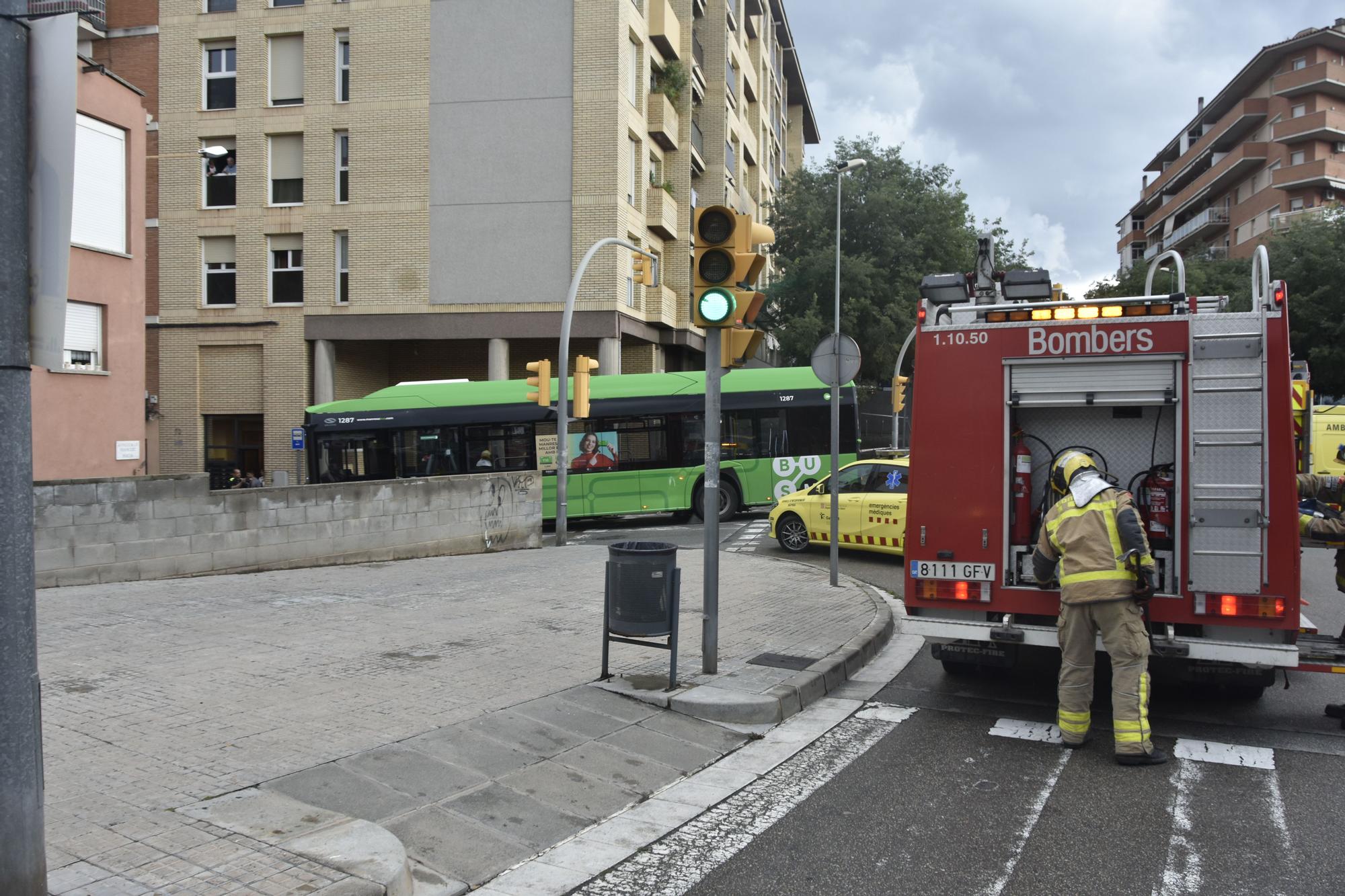 Un bus urbà atropella una dona i un nen a Manresa