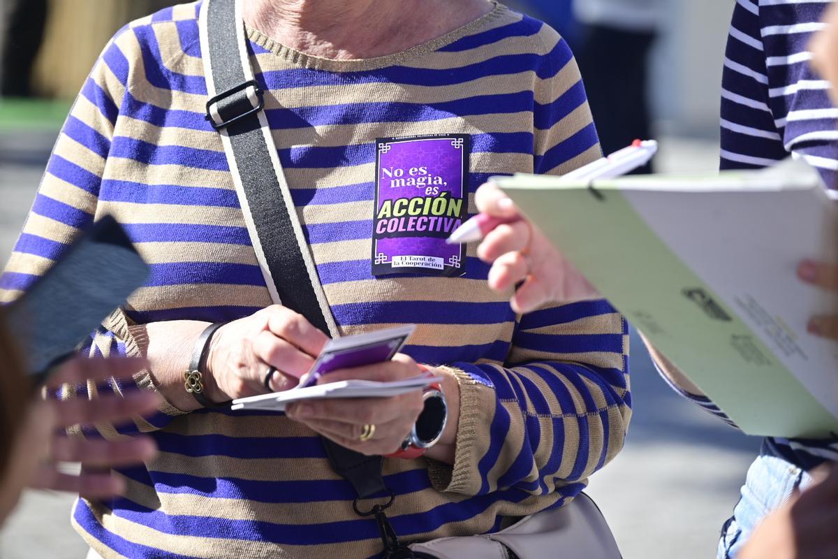 Una mujer con una pegatin de la iniciativa llevada a cabo.