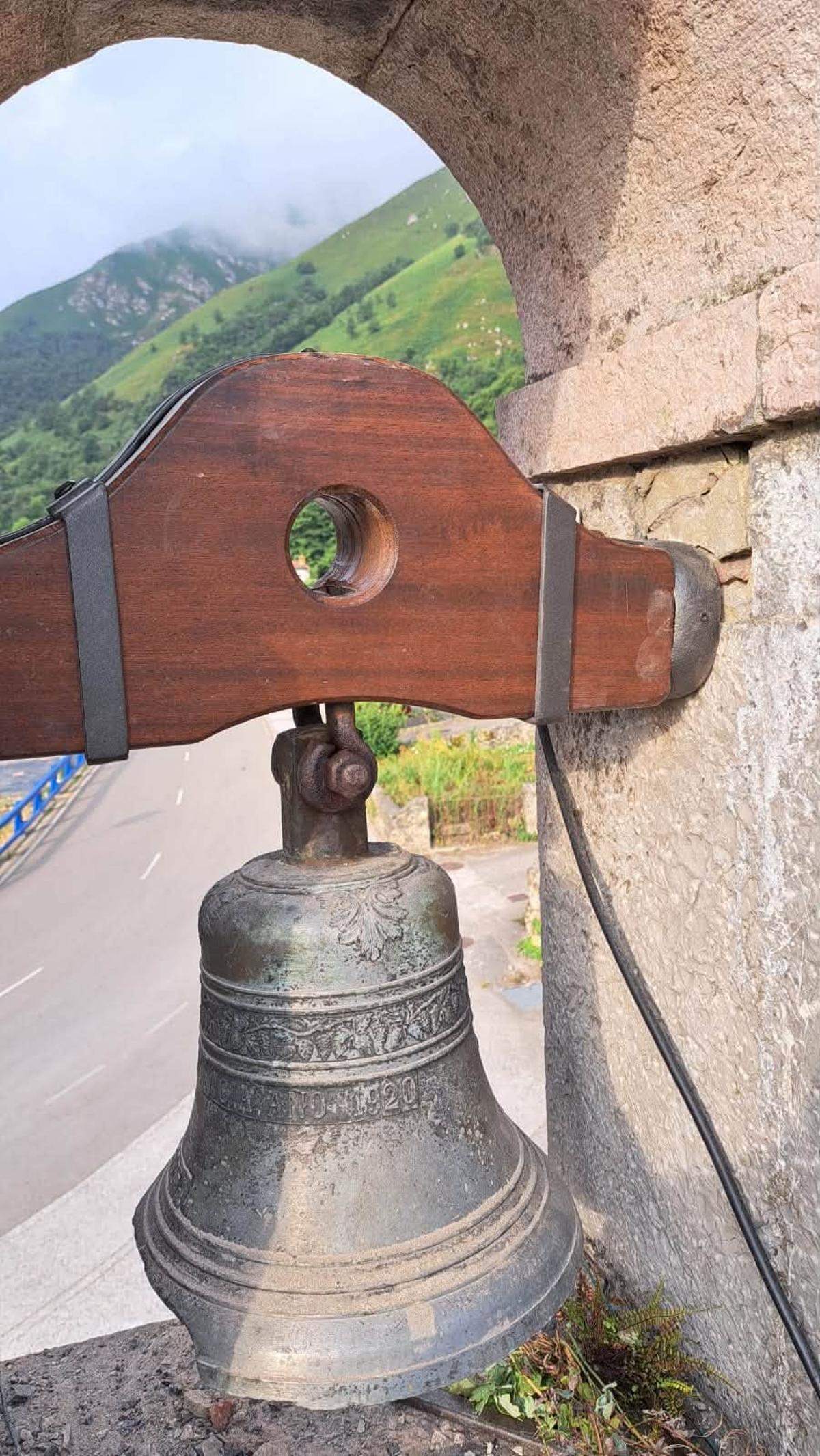La campana son su renovado yugo, instalada.