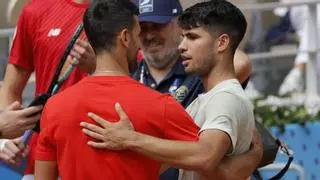 Abrazos y bromas en el encuentro entre Alcaraz y Djokovic