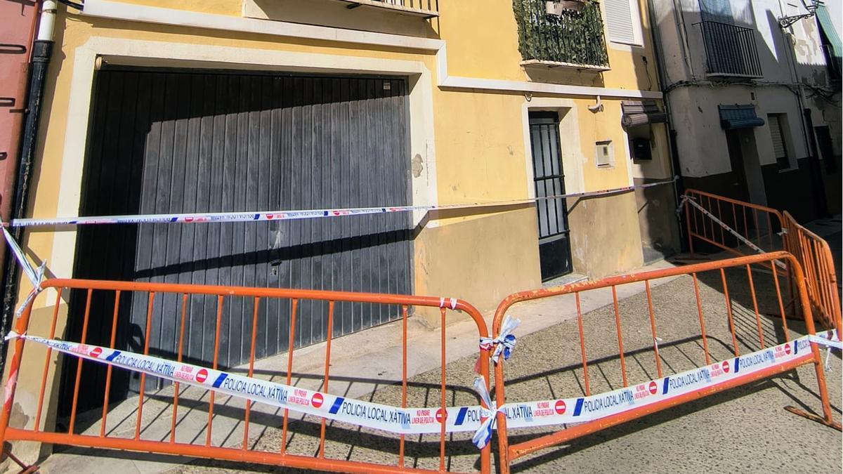 El exterior balizado de la casa que ha sufrido el derrumbe, en la calle santo Tomàs.