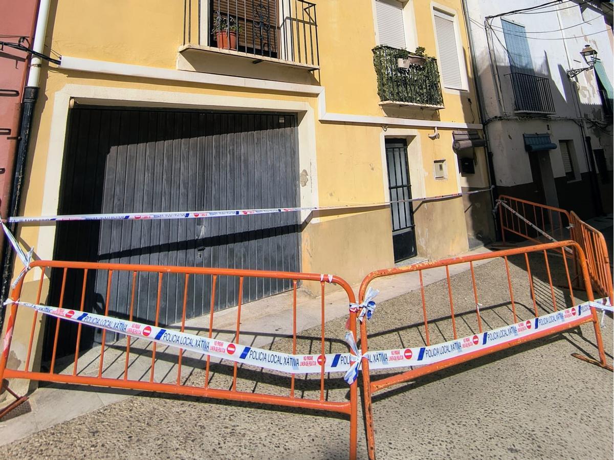 El exterior balizado de la casa que ha sufrido el derrumbe, en la calle santo Tomàs.