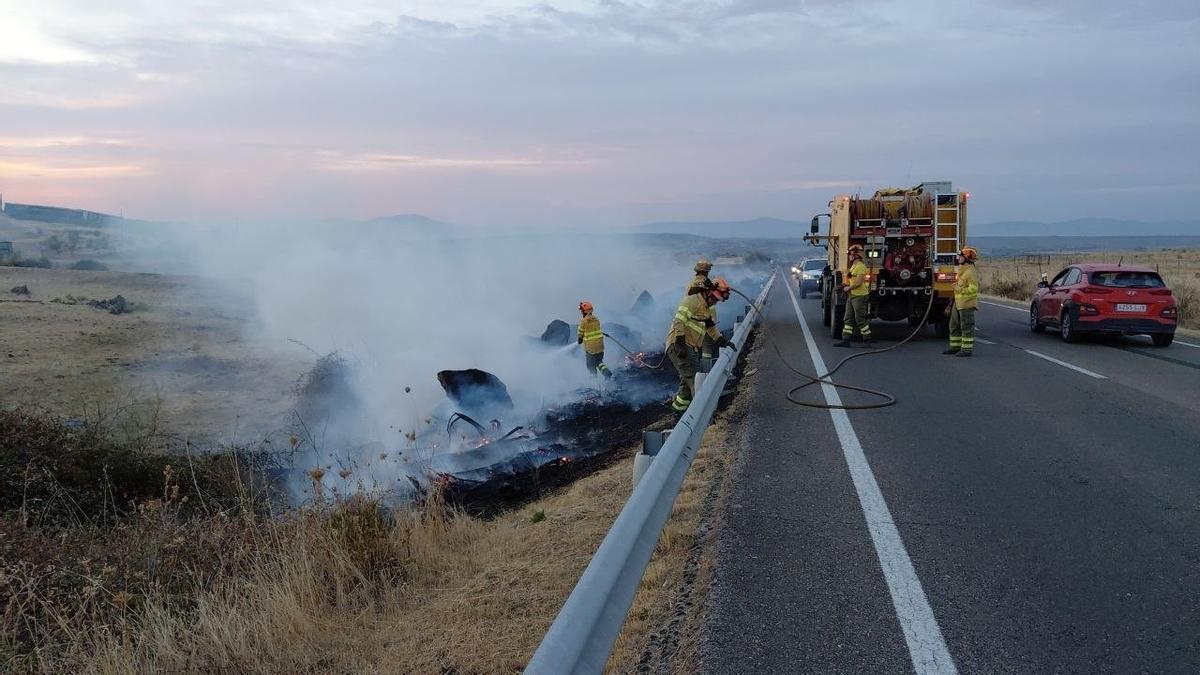 Los bomberos sofocan el incendio de Guijo de Coria.