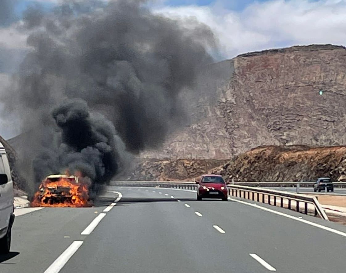 Un hombre sale ileso tras arder su vehículo en Fuerteventura (8/5/2021)