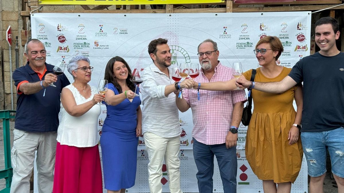 Víctor López de la Parte con José Manuel Pilo y participantes en la organización de Patrimonio Sonoro