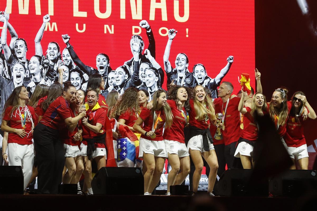 La gran fiesta del triunfo de la selección española de fútbol femenino en Madrid, en fotos