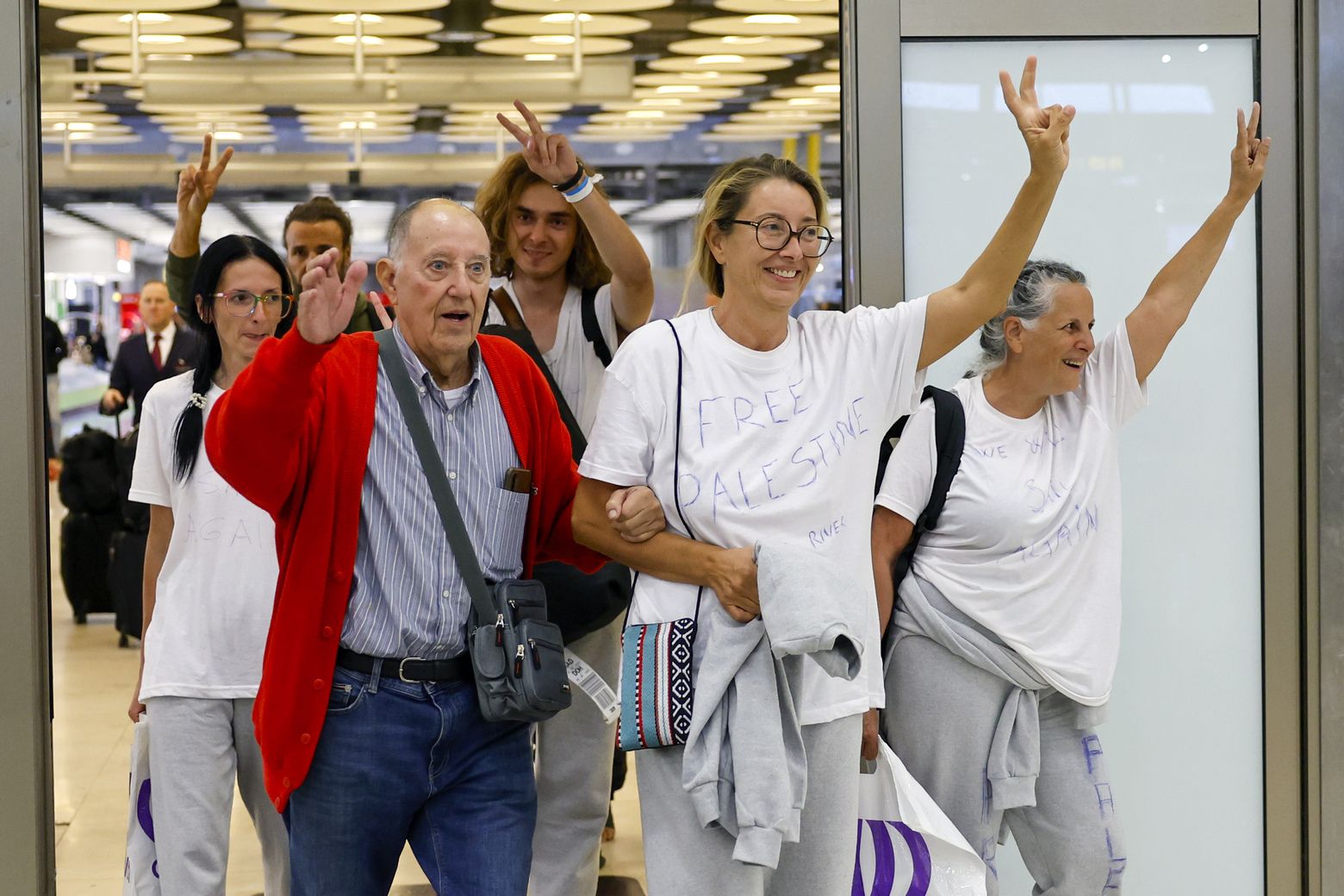 La mallorquina Reyes Rigo y otros cinco miembros de la segunda flotilla a Gaza aterrizan en el aeropuerto de Madrid