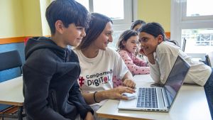 Campamento Digital de Verano es un programa 100 % gratuito y presencial para chicos y chicas de entre 9 y 17 años.