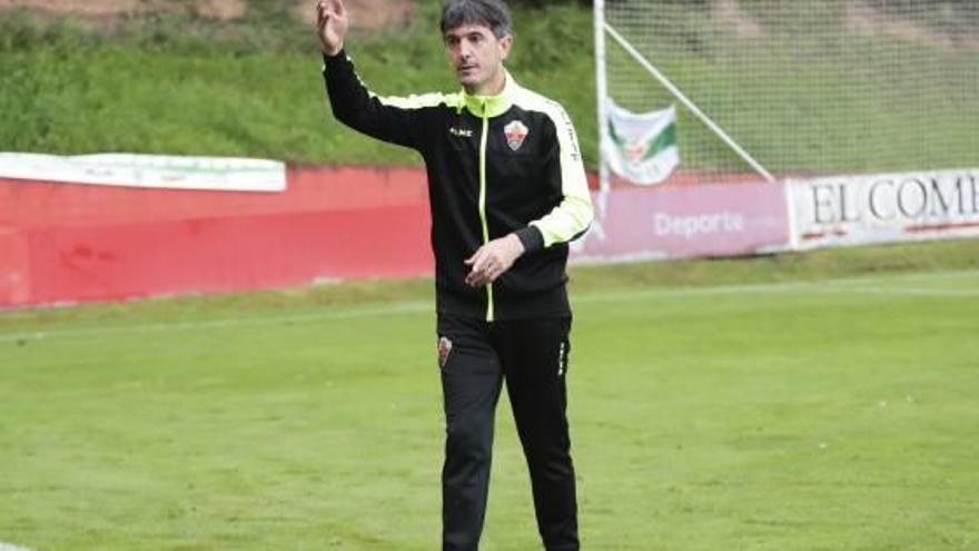 Pacheta, el domingo en la Ciudad Deportiva de Mareo, saluda a la afición franjiverde.