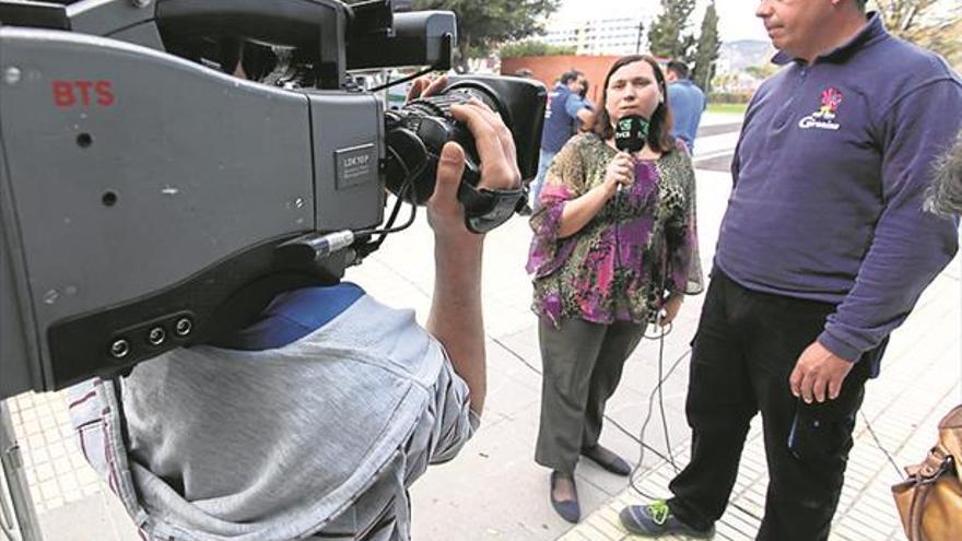 Las collas y carros engalanados desfilan en Televisión de Castellón