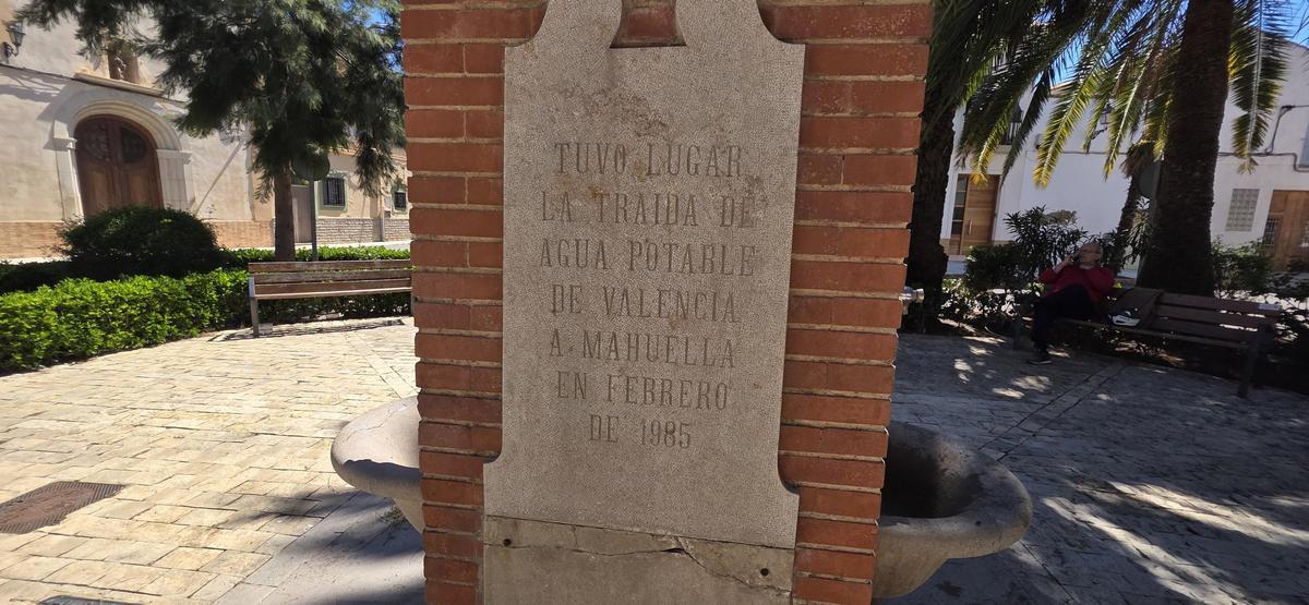 Mauella - Lapida que conmemora la llegada del agua potable en 1985 Mauella - Lapida que conmemora la llegada del agua potable en 1985