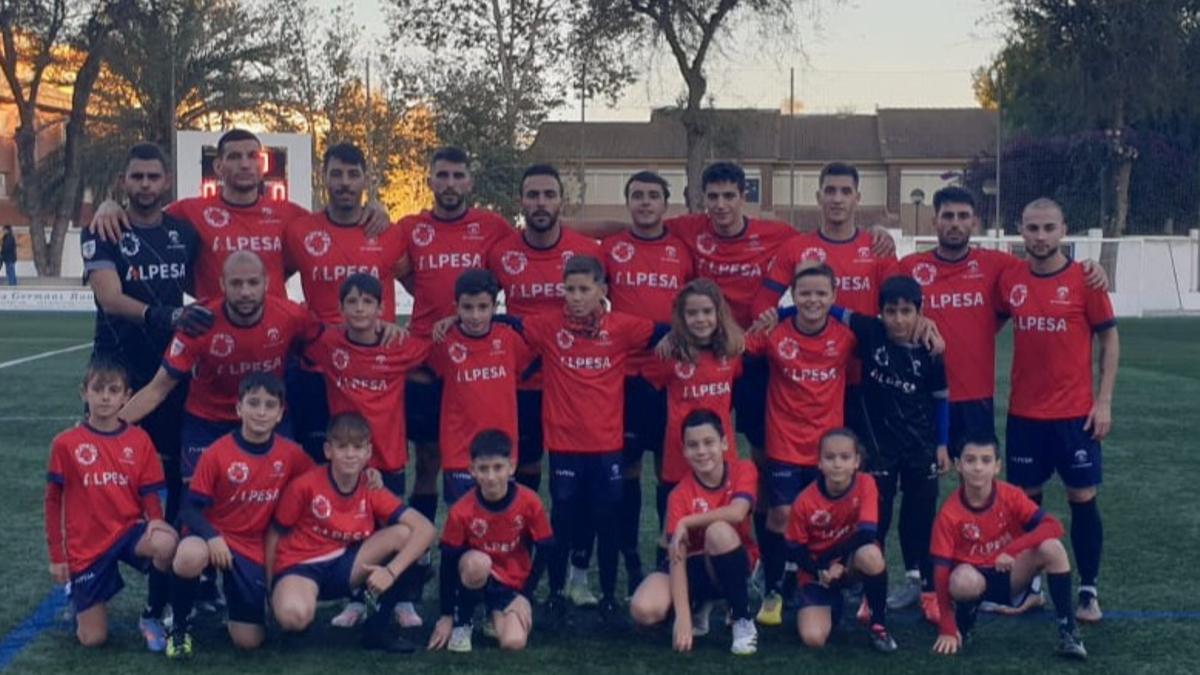 Equipo inicial de la UE Tavernes ante el CD Dénia junto al benjamín A del club