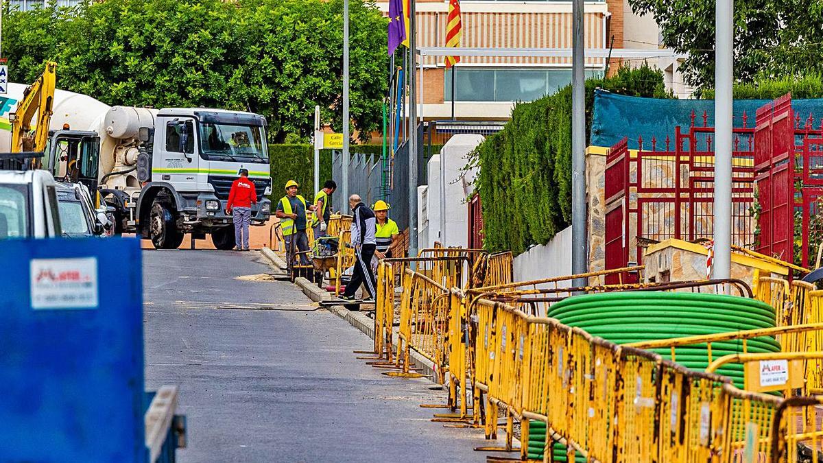 Operarios trabajan en una de las calles del barrio de Els Tolls de Benidorm. | DAVID REVENGA