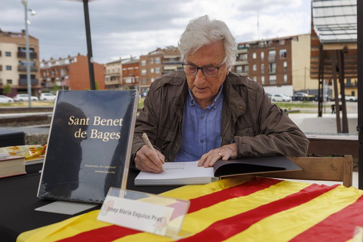 Imatges de la signatura de llibres d'autors locals a Sant Fruitós de Bages