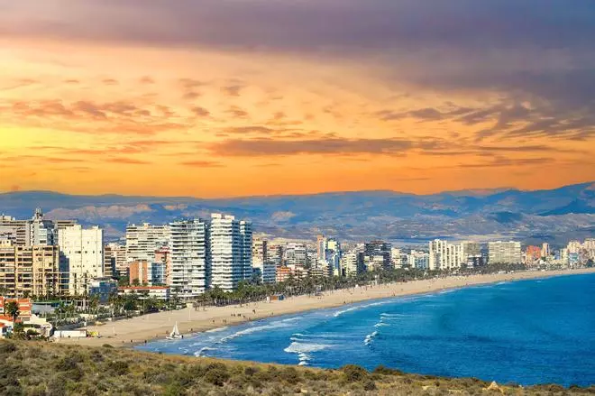 Las tres playas de Alicante que siempre han tenido bandera azul: descúbrelas