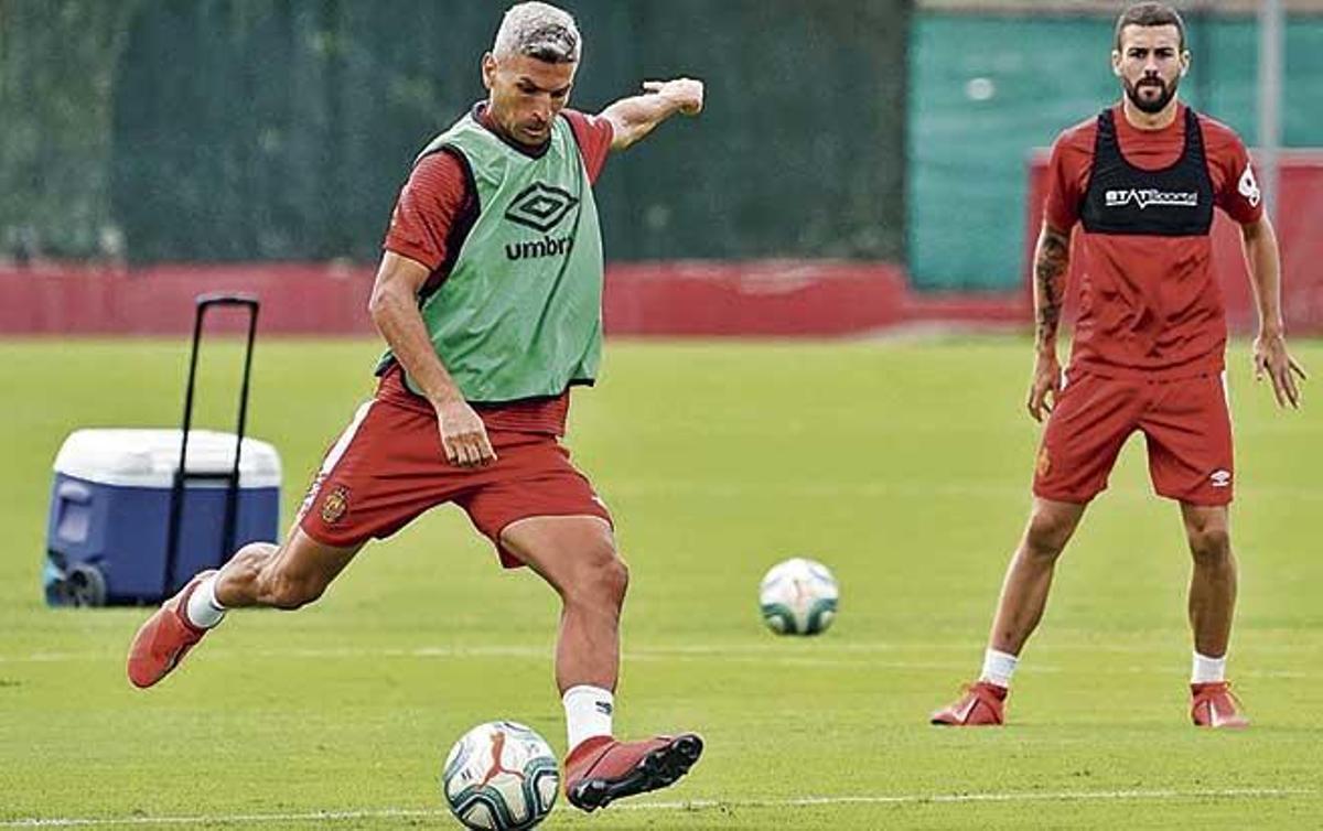 Salva Sevilla, bajo la atenta mirada de Dani RodrÃ­guez, golpea el balÃ³n en Son Bibiloni.