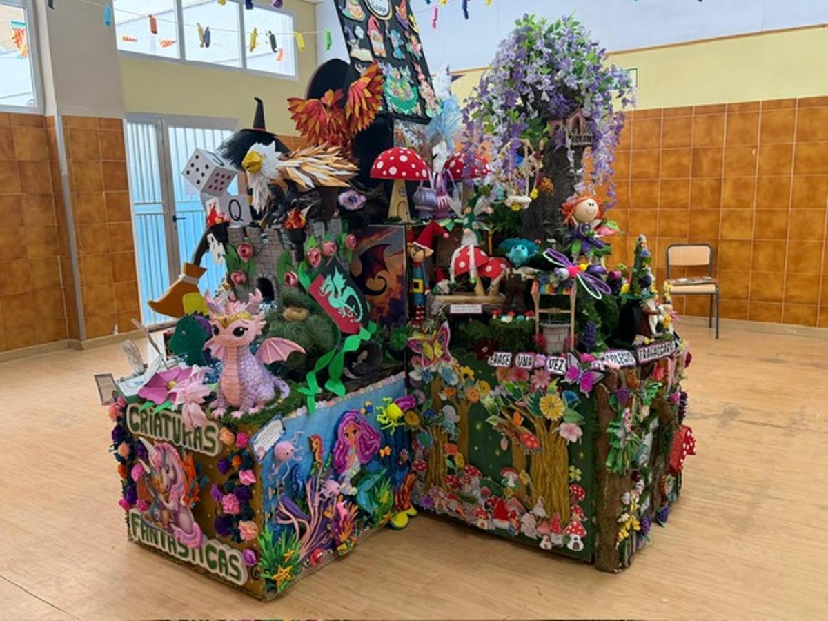 La falla del Col·legi Trafalgar de València es plantà ahir al gimnàs per salvar la pluja.