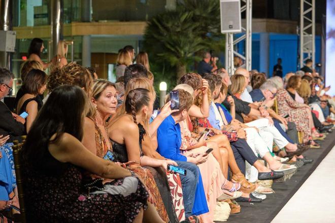 La revista Woman celebra su 30 aniversario con un desfile de Adlib Ibiza en los jardines de Diario de Ibiza