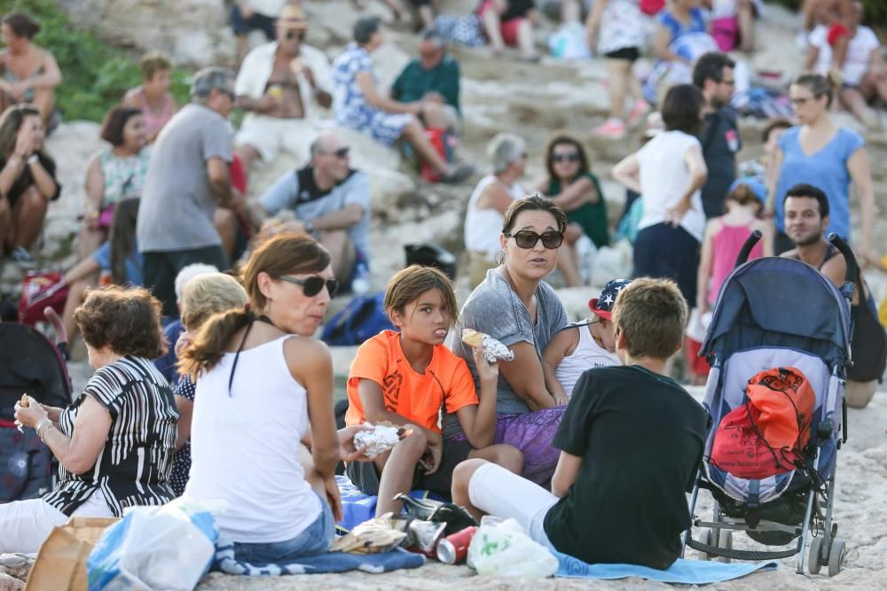 Para celebrar la conquista catalana de Ibiza que se produjo el 8 de agosto de 1235, ibicencos, visitantes y residentes se divirtieron ayer por la tarde en Puig des Molins