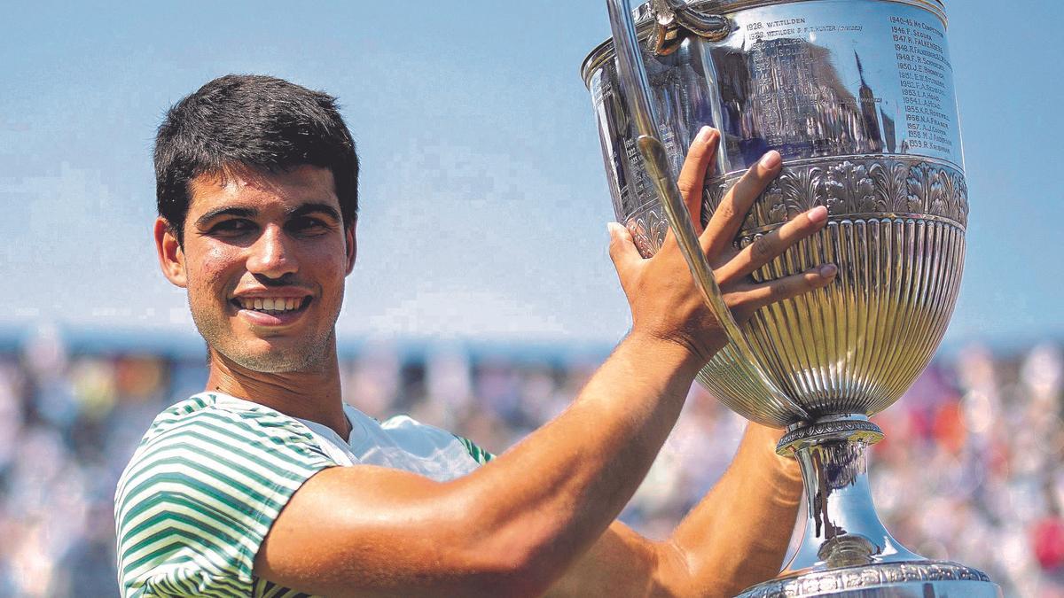 Carlos Alcaraz levanta el trofeo conquistado en Queen’s. | TOLGA AKMEN/EFE/EPA