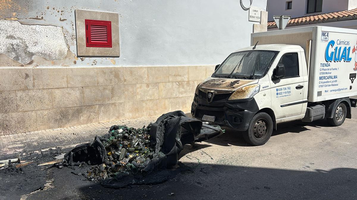 El fuego ha dañado un camión y una fachada.