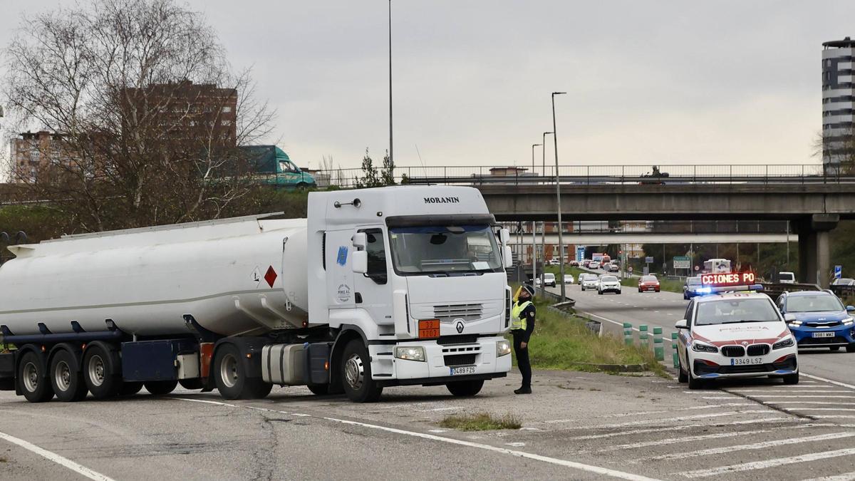 Un policía municipal avisa a un camionero sobre las restricciones de circulación, durante la pasada alerta por contaminación.