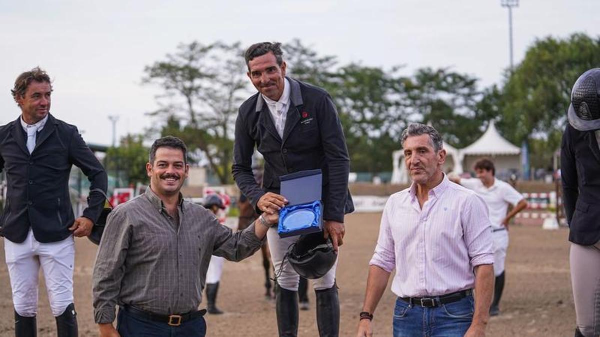 Miguel Honrubia recoge su premio.