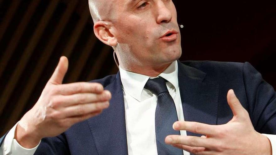 Luis Rubiales gesticula durante el acto de presentación de su candidatura.