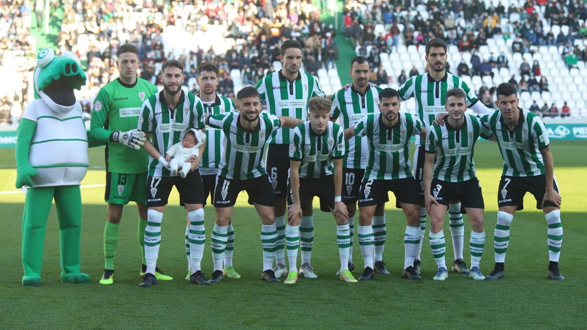 Formación del Córdoba CF ante el Vélez en El Arcángel.