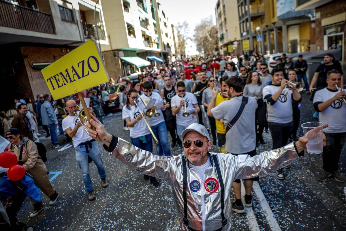 Carnavalada de la Barceloneta: ¡búscate en las fotos!