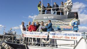 Pescadores durante la protesta organizada el pasado martes en el puerto de La Vila Joiosa contra los recortes de la UE.