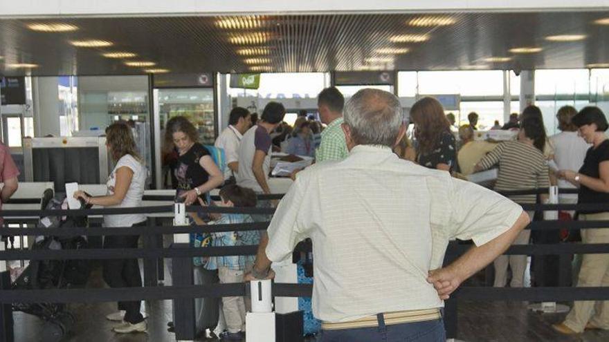 El aeropuerto acumula una pérdida de viajeros del 21,6%