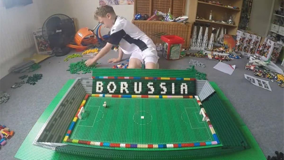 Un niño construye estadios con piezas de LEGO
