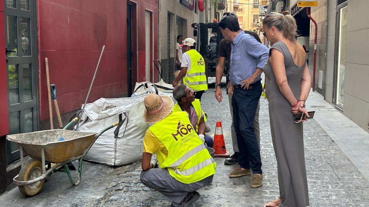 Luis Barcala y la concejala Cristina García supervisan de cerca los trabajos de mantenimiento