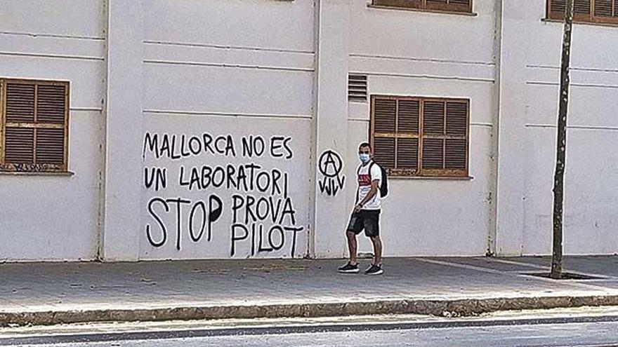 Pintada en el parque de ses Estacions contra que la isla sea un &quot;laboratorio&quot; para testar las nuevas vacaciones.