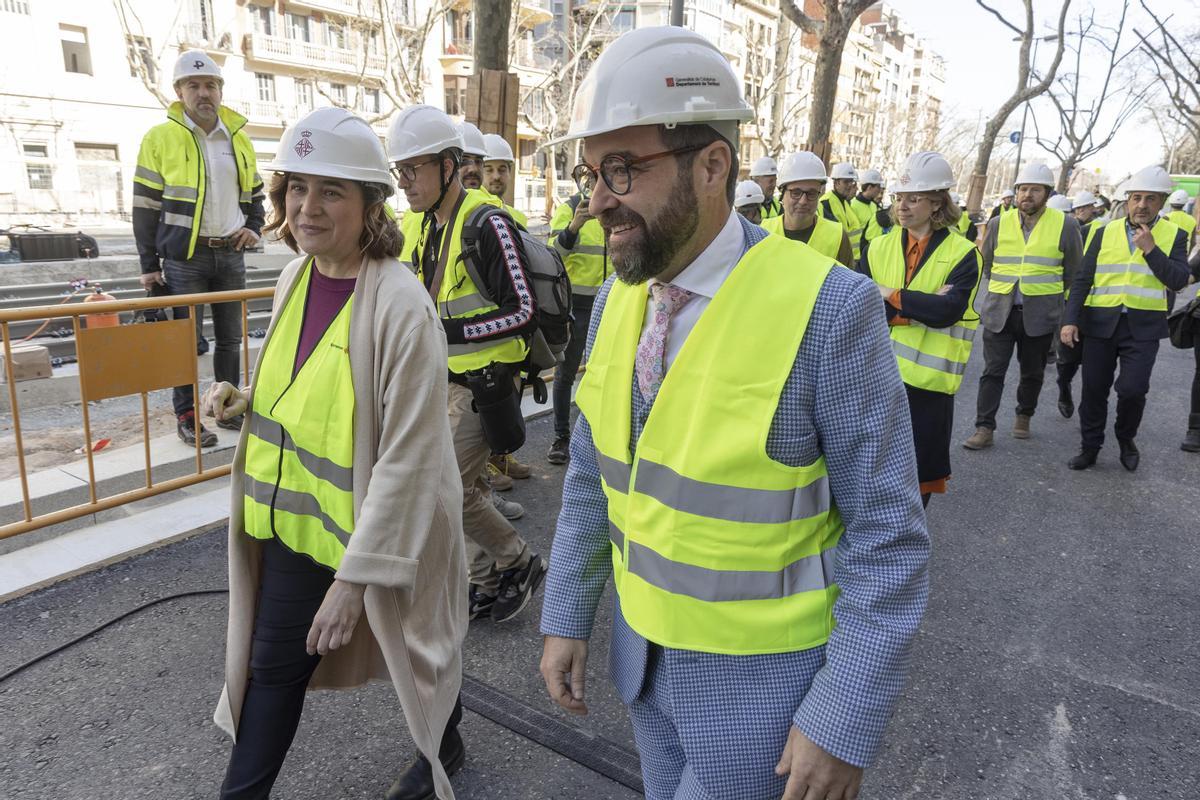 El tranvía avanza por la Diagonal entre Glòries y Verdaguer