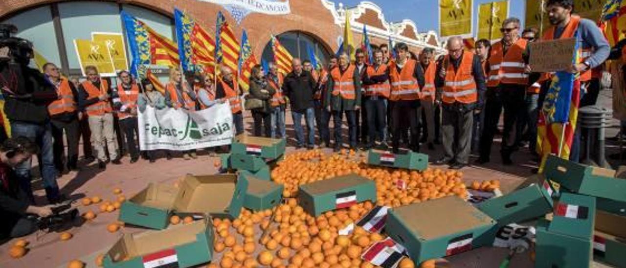 Protesta de agricultores, ayer, en PortCastelló.