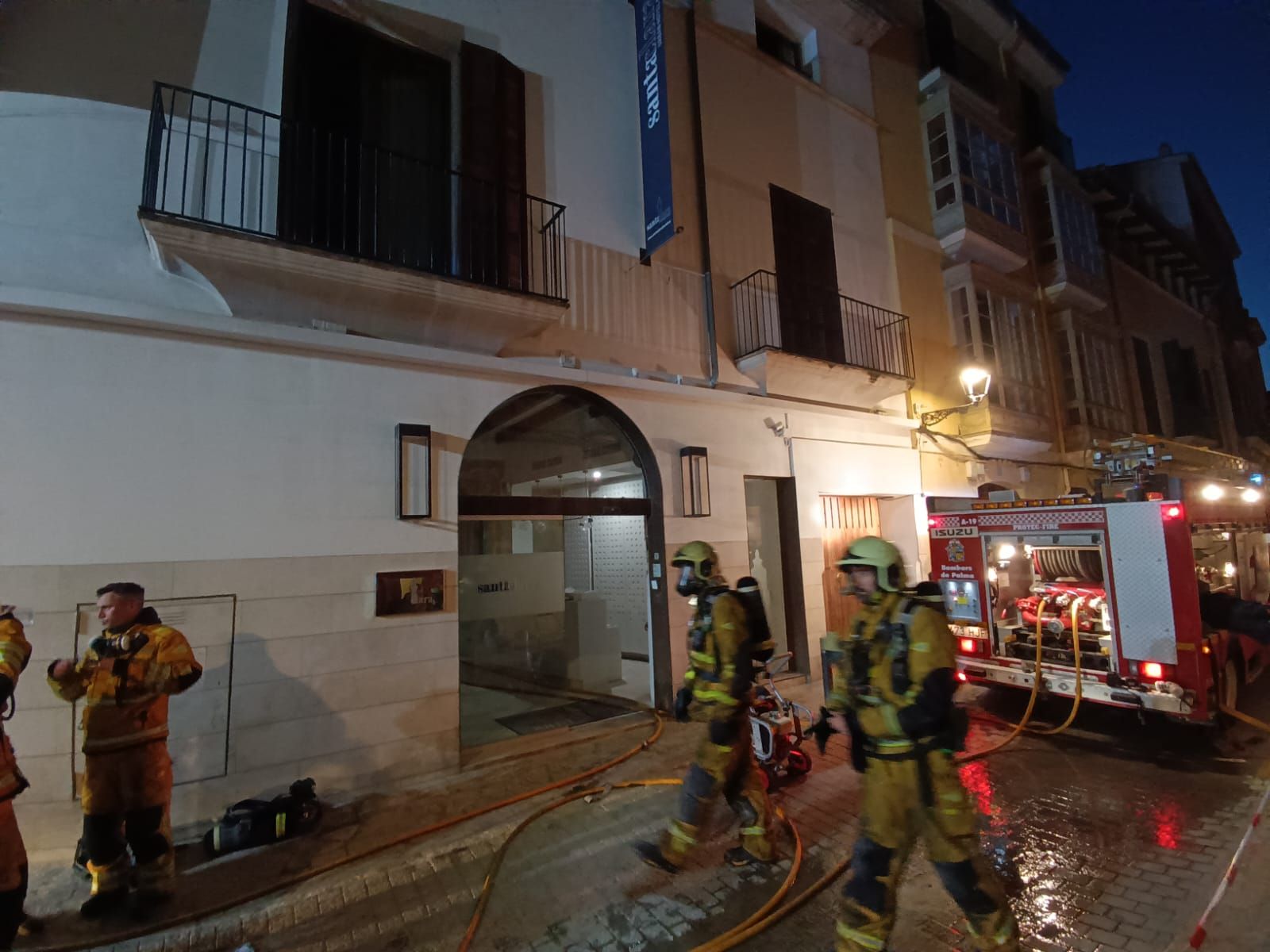 Desalojan un hotel del casco antiguo de Palma por un incendio en el spa