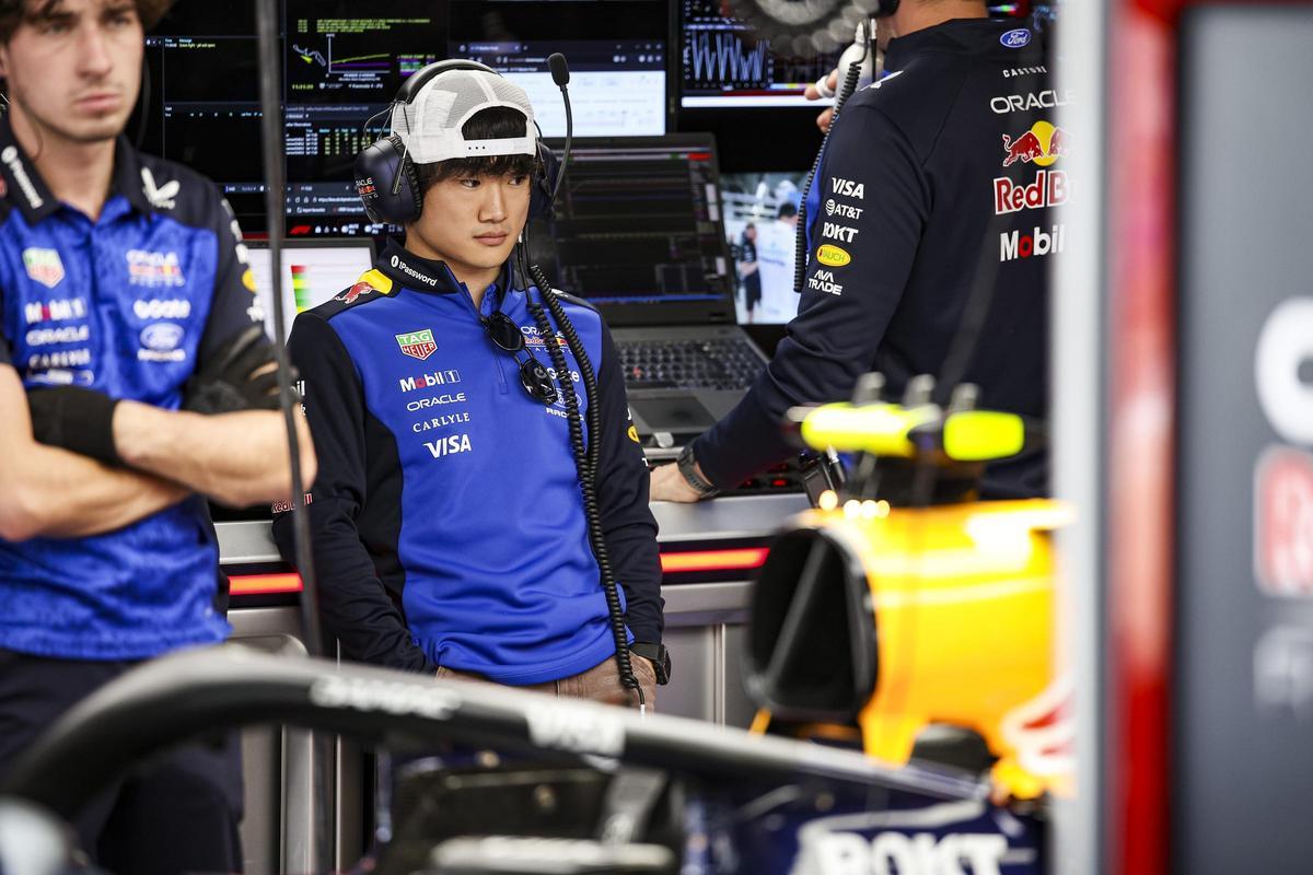 Yuki Tsunoda en su función como piloto reserva, en el box de Red Bull