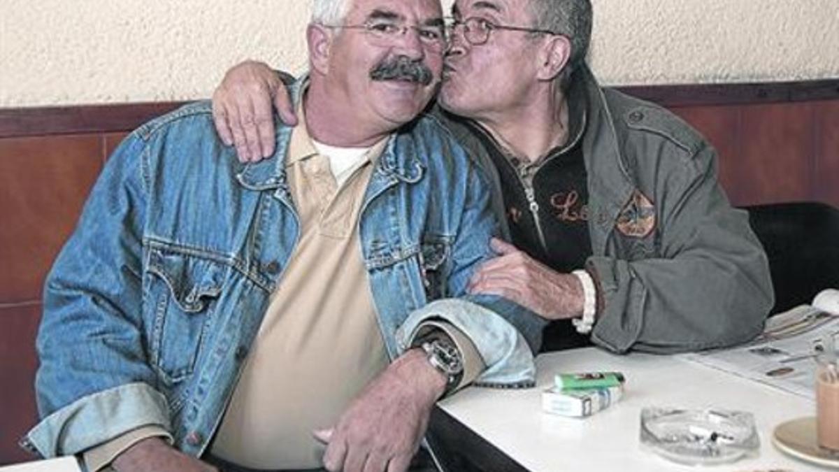 Forner recibe un beso de su amigo Pepe Rubianes en el desaparecido bar Emilio.