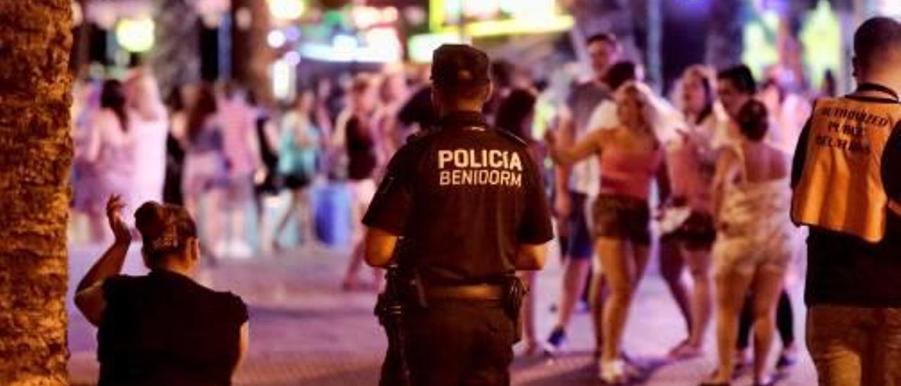 Un agente patrullando por la calle Mallorca de la conocida zona inglesa de Benidorm