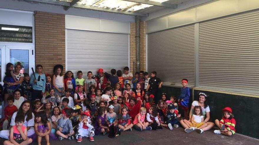 Los niños de la ludoteca de Caldas posan al final de las actividades del mes de julio.  // Fdv