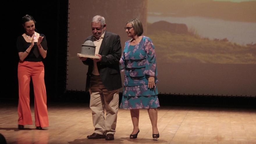 Jesús José Bernárdez Solla, &quot;Suso Caramuxo&quot;, recolle o premio de mans de Aurora Prieto en presenza de Vanesa Sotelo